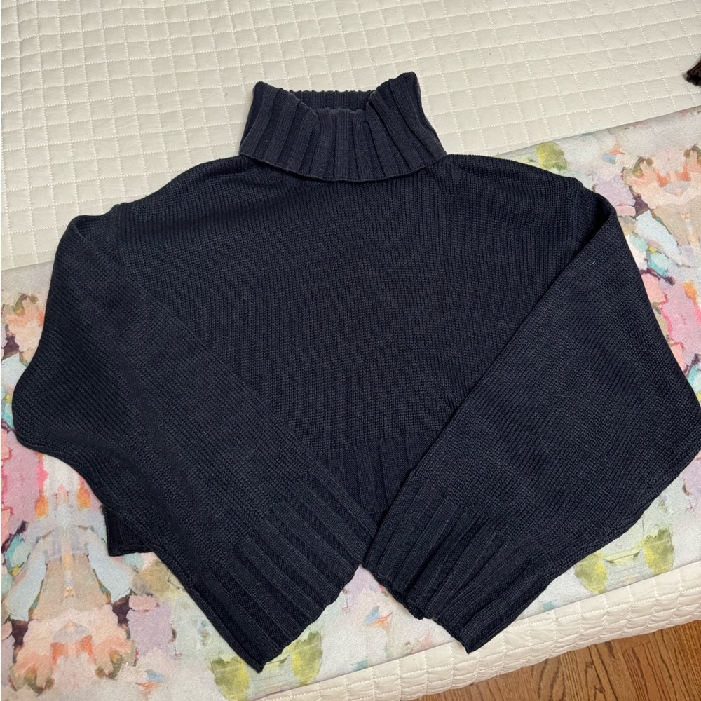 H&M Navy Crop Turtleneck Sweater 🩵😇
